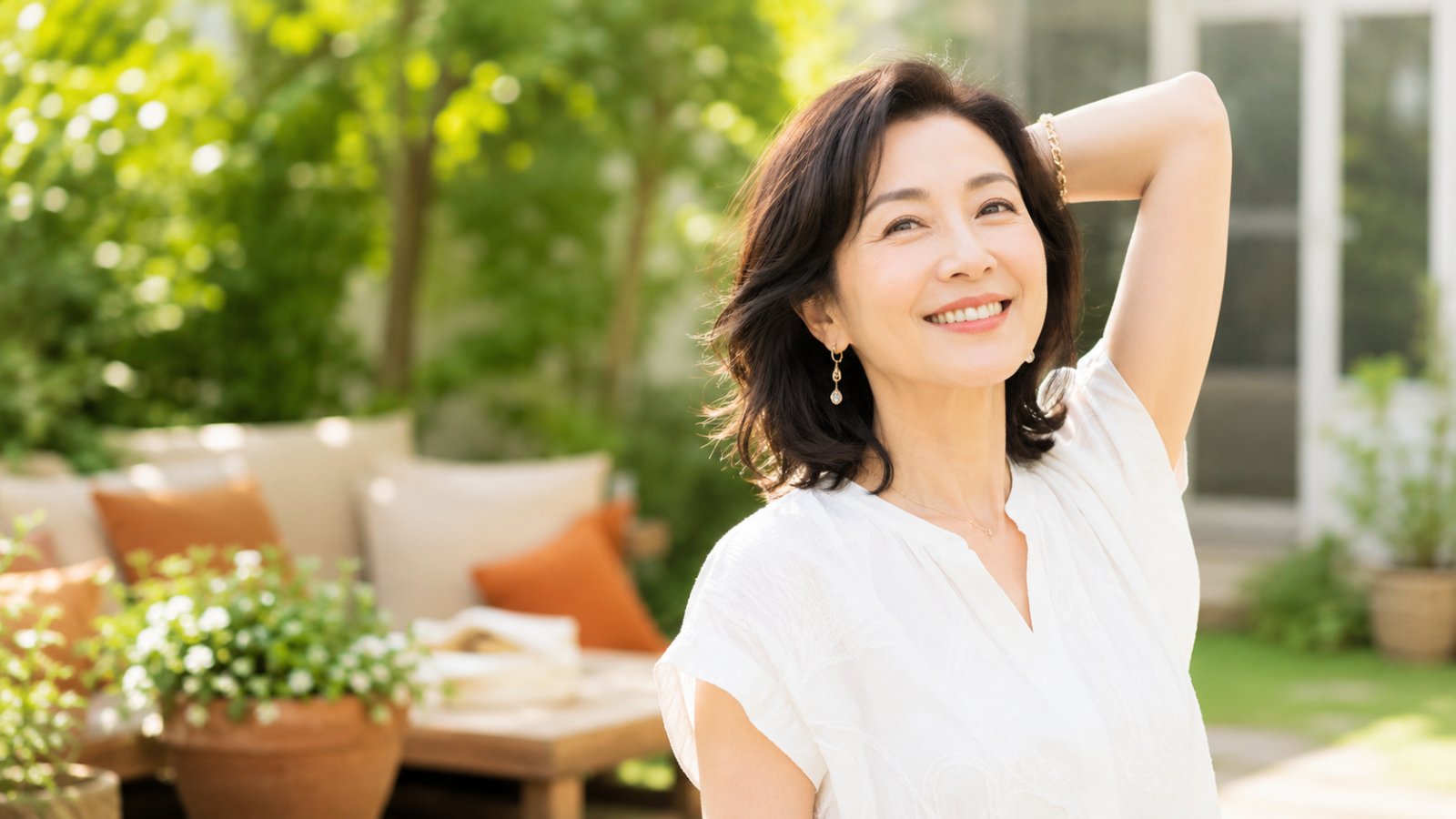 夏の日差しの中で笑顔で歩く40代女性のイメージ