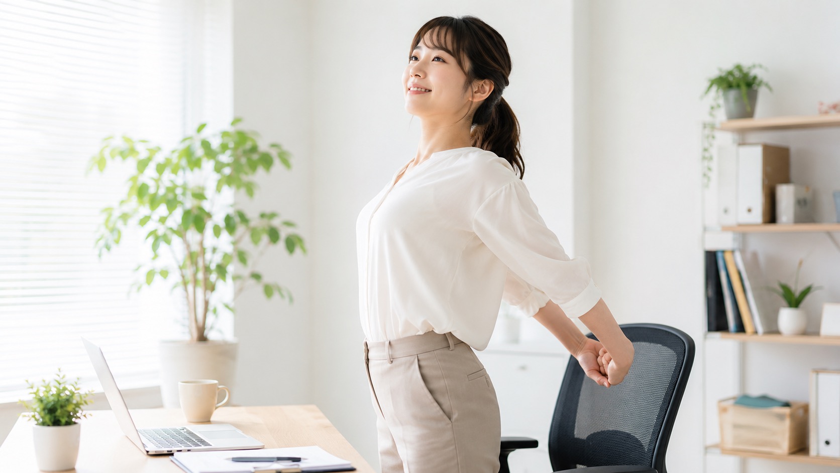 デスクワーク後の姿勢リセットをする女性