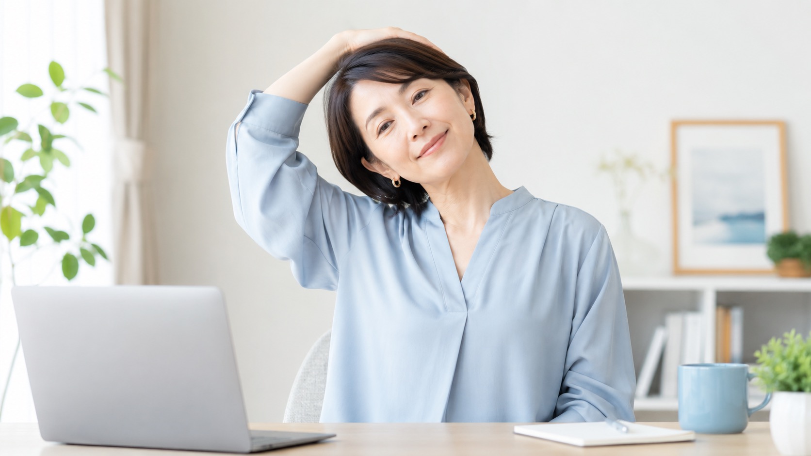 首や肩のコリを感じながらデスクワークをする女性とストレッチのイメージ