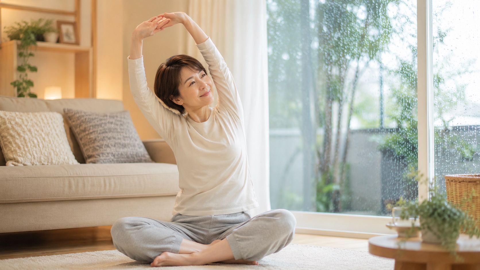 お家で体をほぐす40代女性