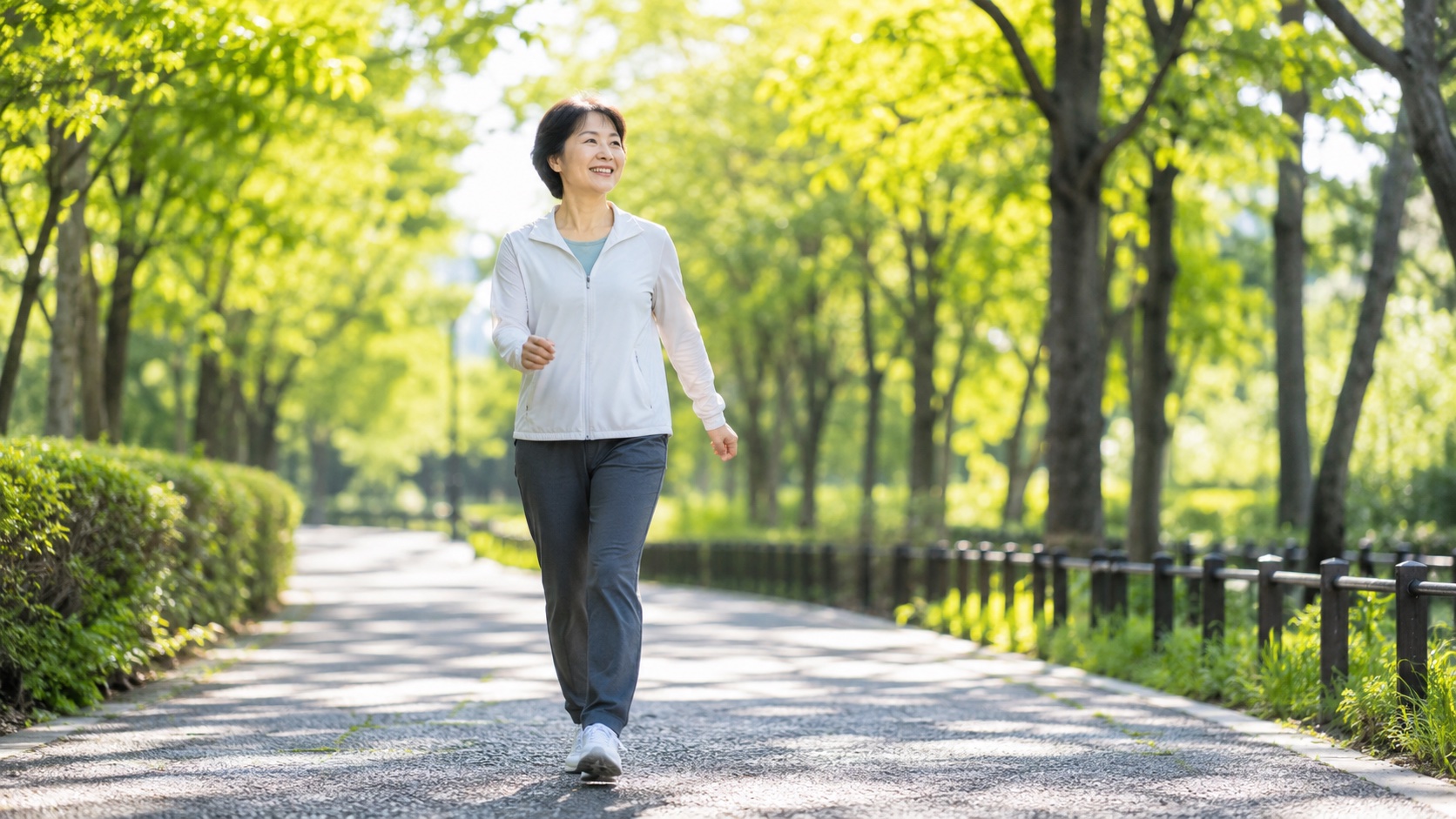 公園でウォーキングする40代女性