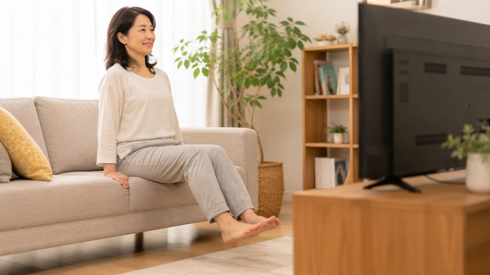 テレビを見ながら運動する40代女性