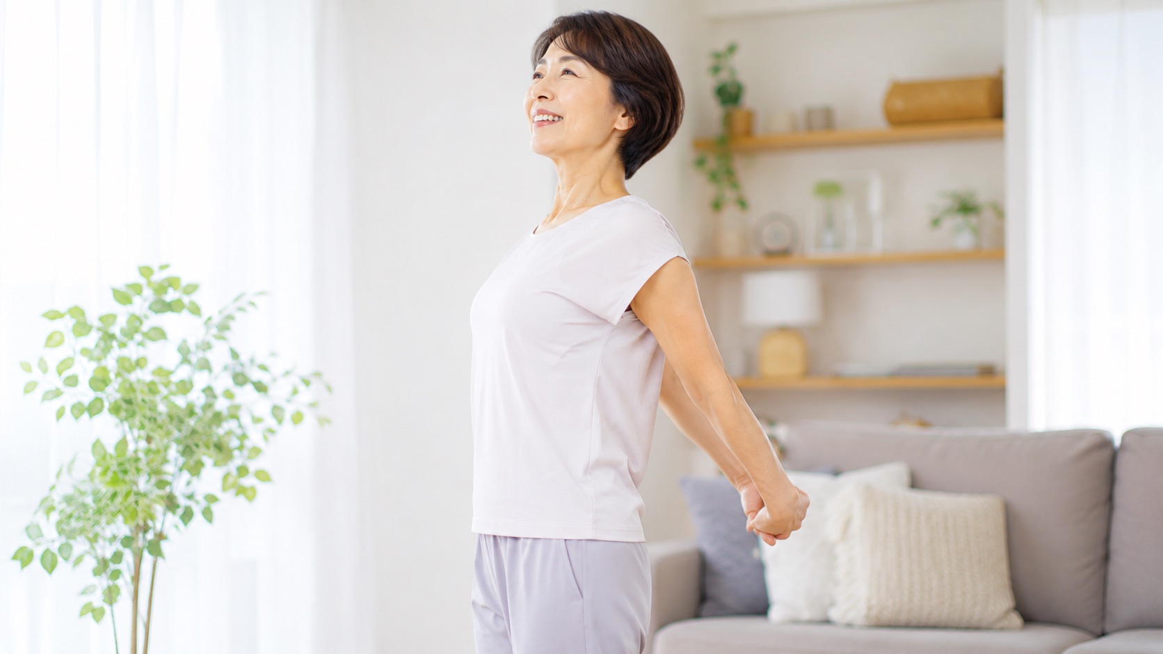 背中が丸まった猫背の姿勢を気にする40代女性