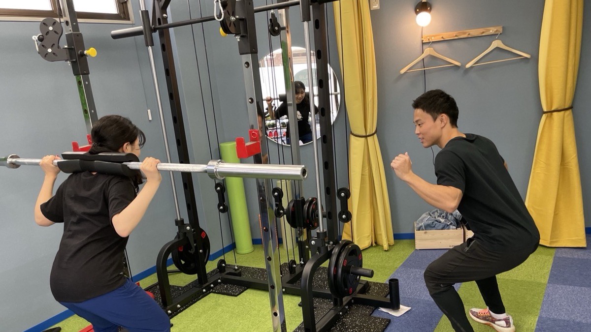 BLANCO FITNESS代表 土士田康平がスクワットを指導する様子